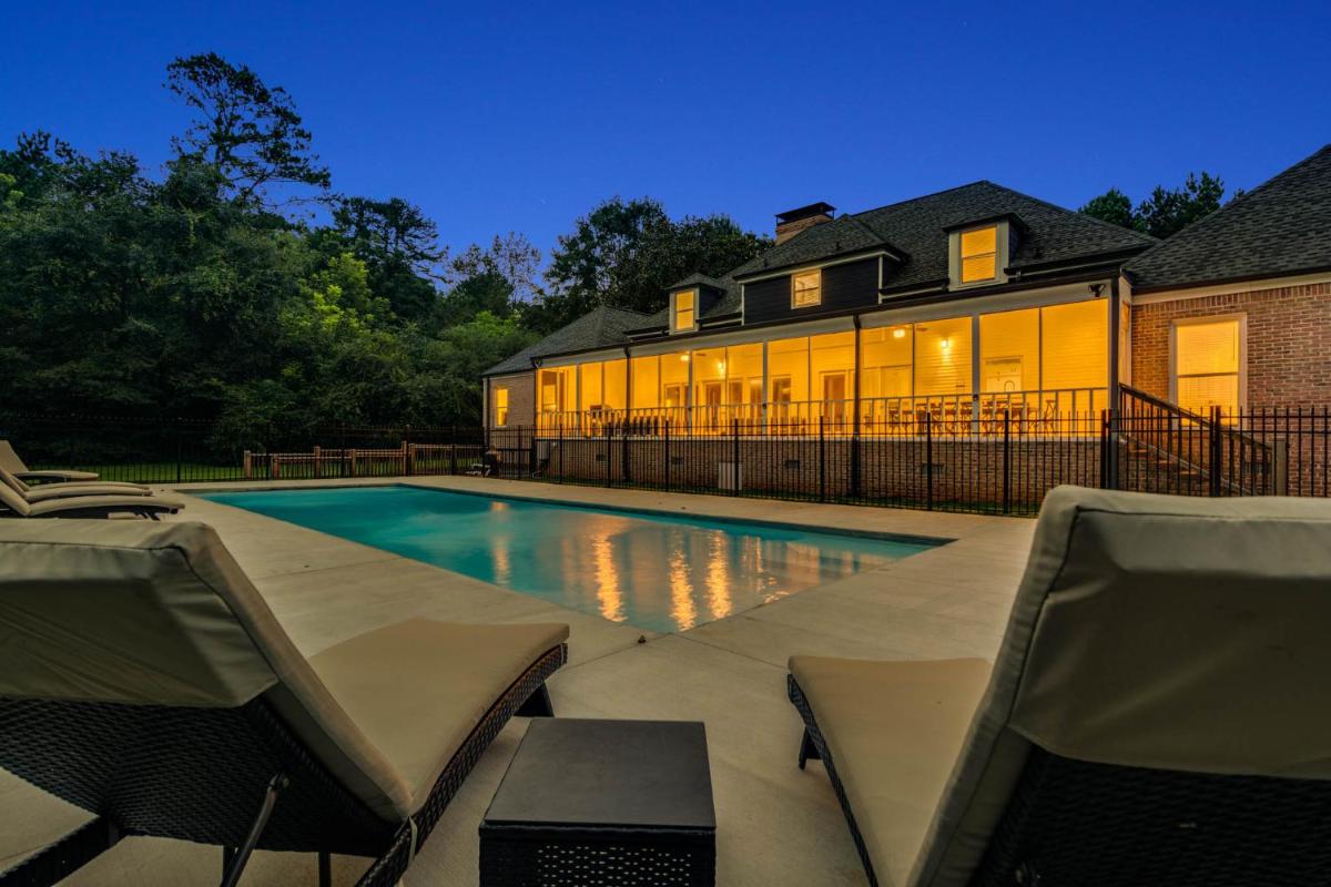 The Villa Rose Estate - PRIVATE POOL SLEEPS 16 - Housity