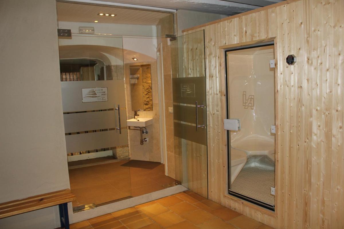 baño con aseo y puerta de cristal en Hotel Leonor de Aquitania, en Cuenca 91 fotos más