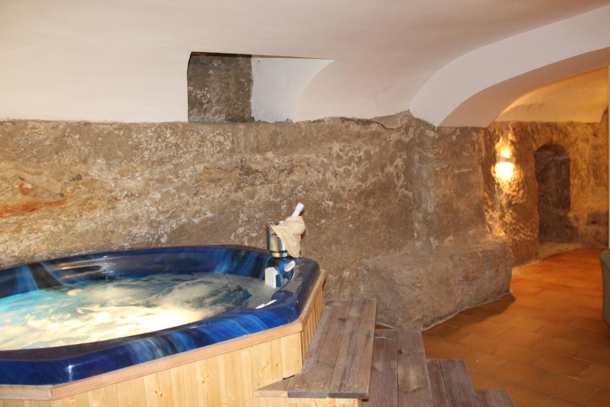 Un baño con una bañera grande en una habitación. en Hotel Leonor de Aquitania, en Cuenca