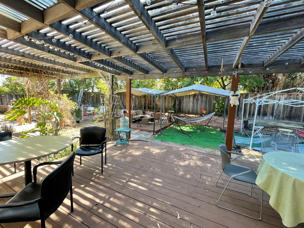 Private Retreat in Saratoga Cozy Rooms Expansive Yard Ideal Getaway - Housity