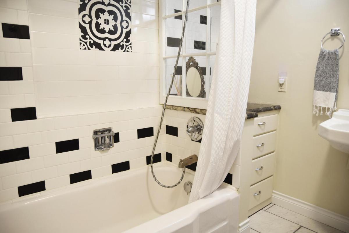 Near Dwntn, Canon Trails, Dining, Cheyenne Place - Housity