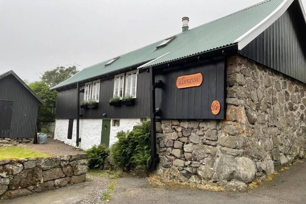Charming and Authentic Heritage Retreat in Kvívík - right next to the river - Housity
