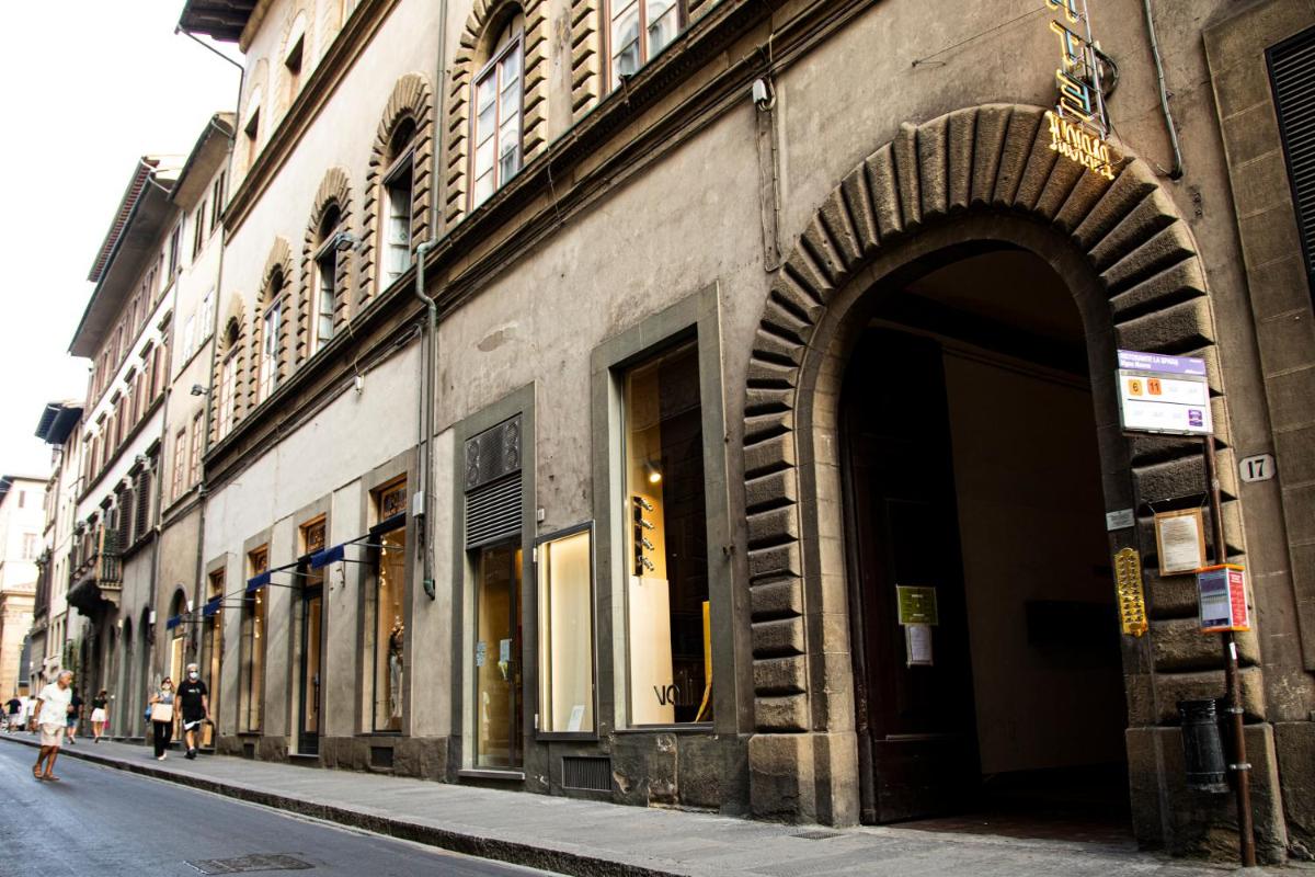 Studio in Tornabuoni within a Renaissance building - Housity