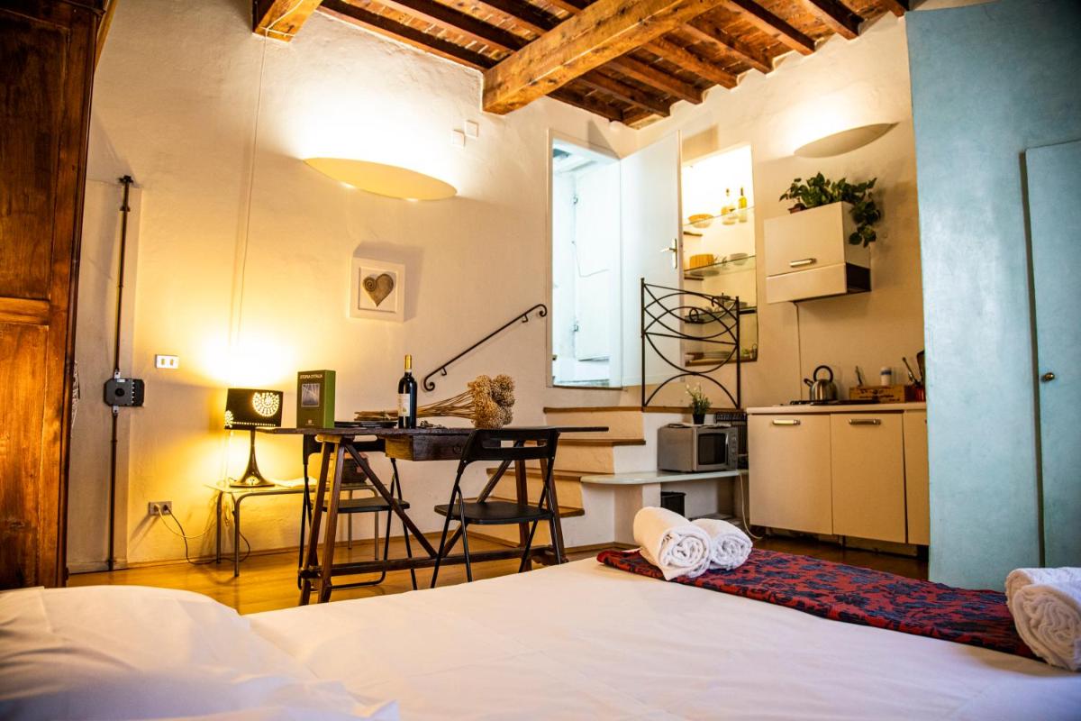 Studio in Tornabuoni within a Renaissance building - Housity