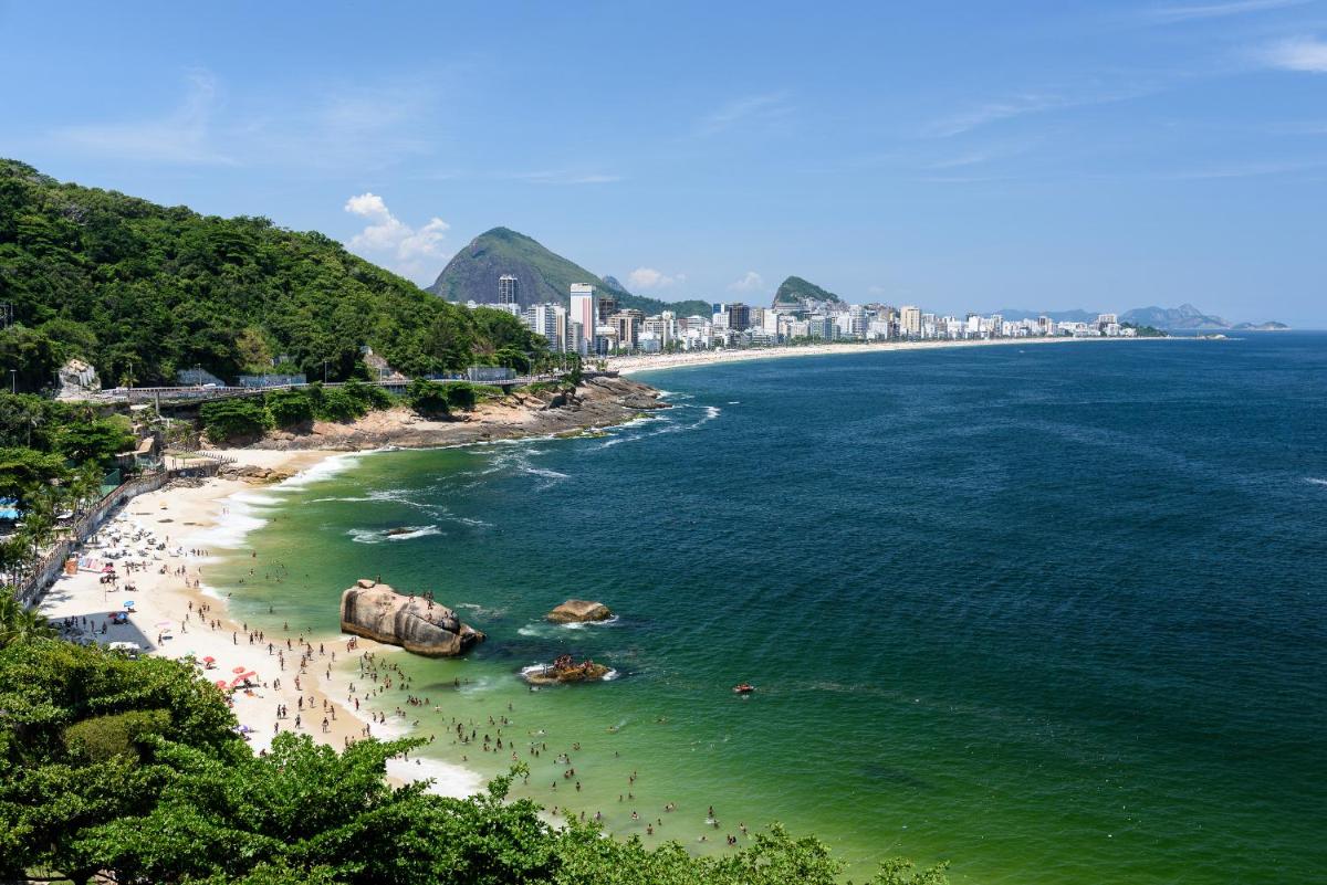 Ocean Blue Moderno Av Niemayer Vista Espetacular colado no Leblon em frente a Escola Stella Maris Garagem Internet Super Veloz 2 Smart TVs Piscina Sauna - Housity