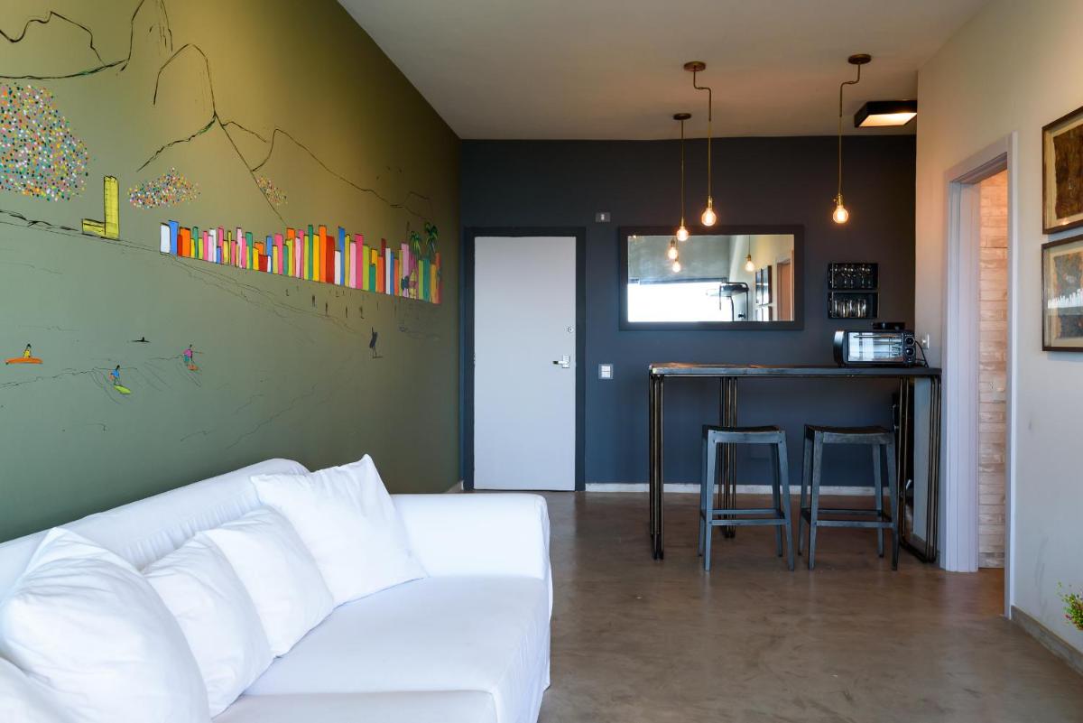 Ocean Blue Moderno Av Niemayer Vista Espetacular colado no Leblon em frente a Escola Stella Maris Garagem Internet Super Veloz 2 Smart TVs Piscina Sauna - Housity