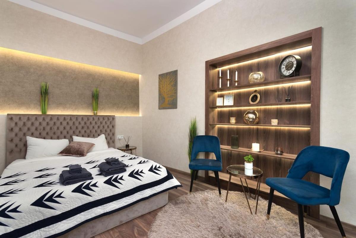 Contemporary Hidden Gem Art-Deco Residence - Housity