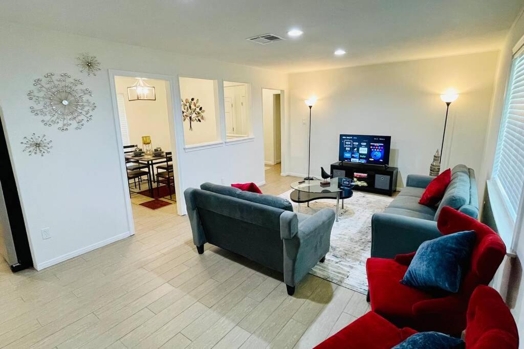 New TEXAN house - 3 Bed, 2 Baths in The Woodlands - Housity