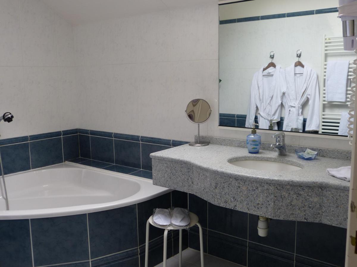 Salle de bains dans l'établissement L'Aubinière Hôtel Restaurant & Spa