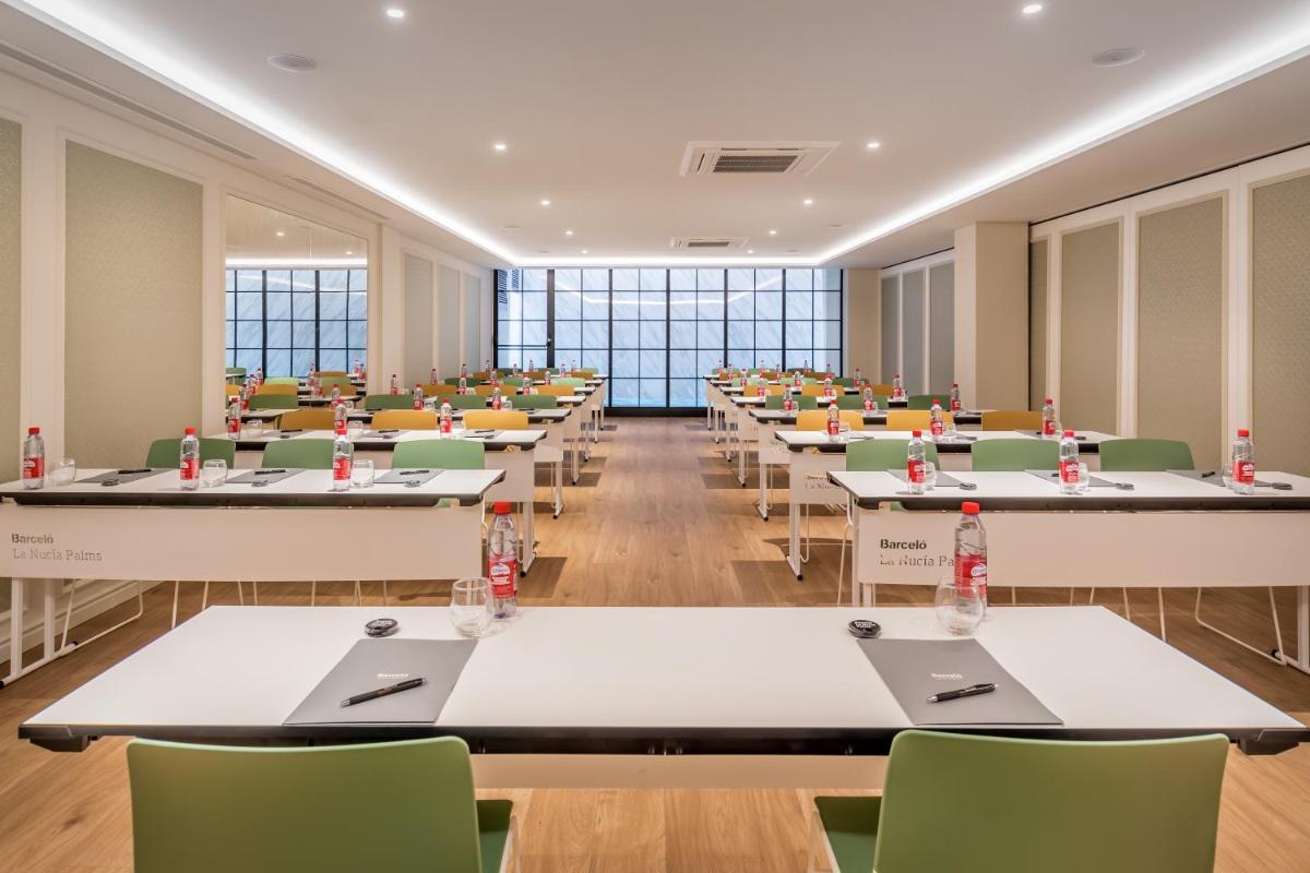 una sala de conferencias vacía con mesas y sillas en Barceló La Nucía Palms, en La Nucía