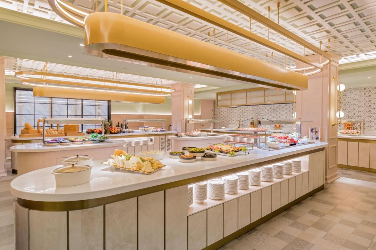 Comida en o cerca de este hotel
