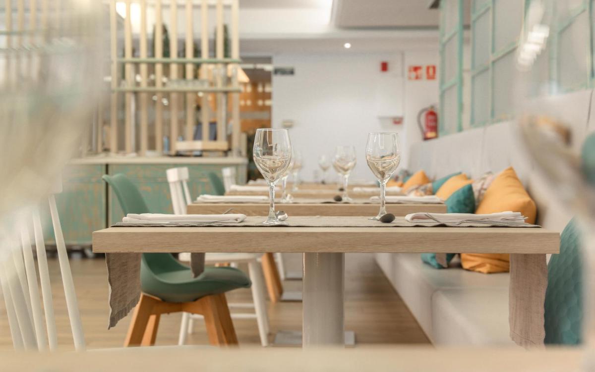 Un restaurante o sitio para comer en KAKTUS Hotel Kaktus Playa - Adults Recommended