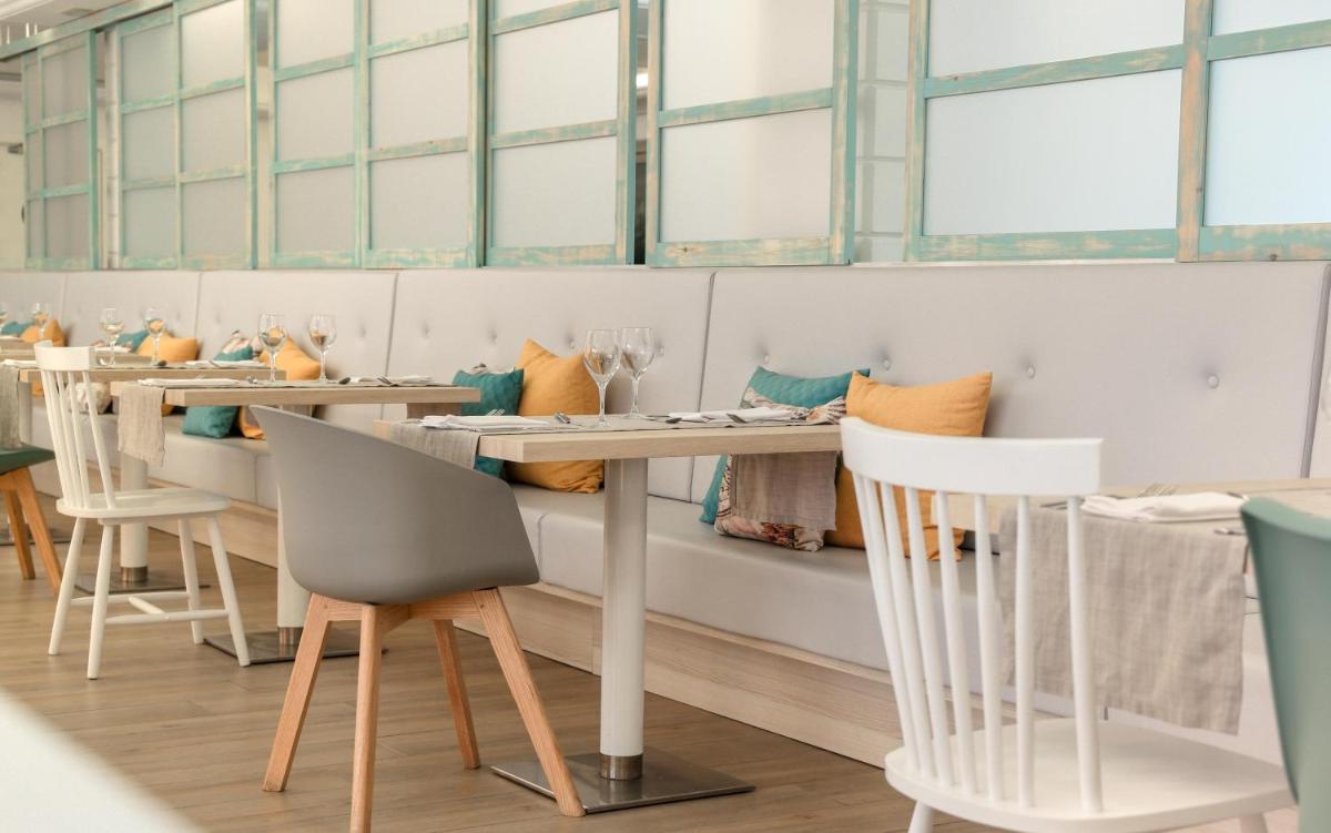 Un restaurante o sitio para comer en KAKTUS Hotel Kaktus Playa - Adults Recommended