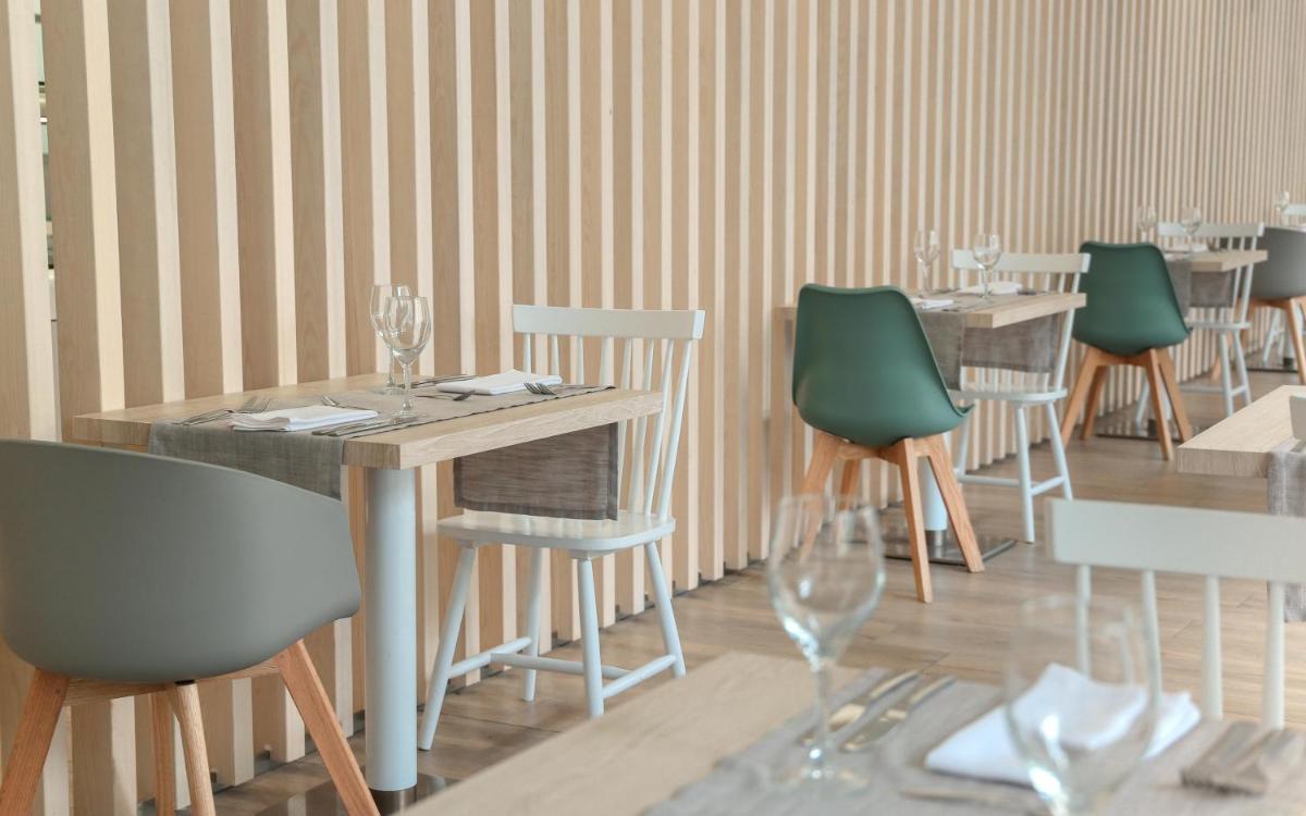 Un restaurante o sitio para comer en KAKTUS Hotel Kaktus Playa - Adults Recommended