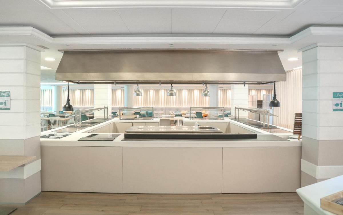 Una cocina o zona de cocina en KAKTUS Hotel Kaktus Playa - Adults Recommended