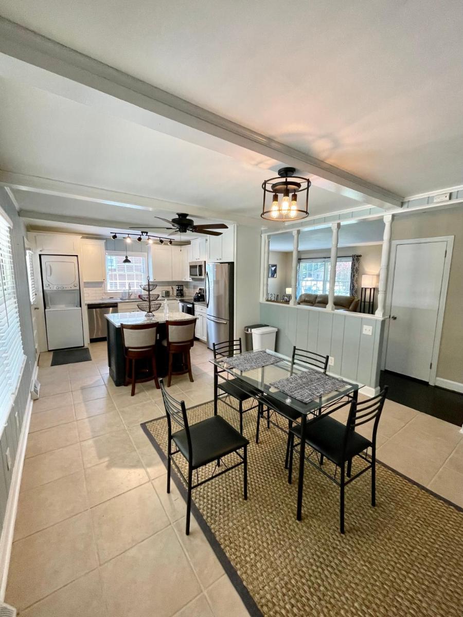 Modern house w/ easy access to UPT & SE Charlotte - Housity