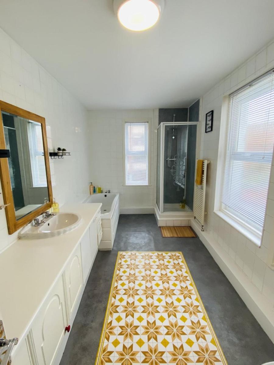 7 Bedrooms House Beside the Sea - Housity