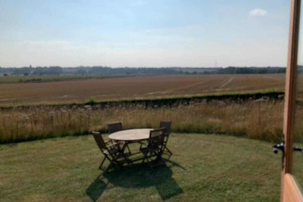 Idyllic Shepherds Hut, Bylaugh, in private wildflower meadow - Housity