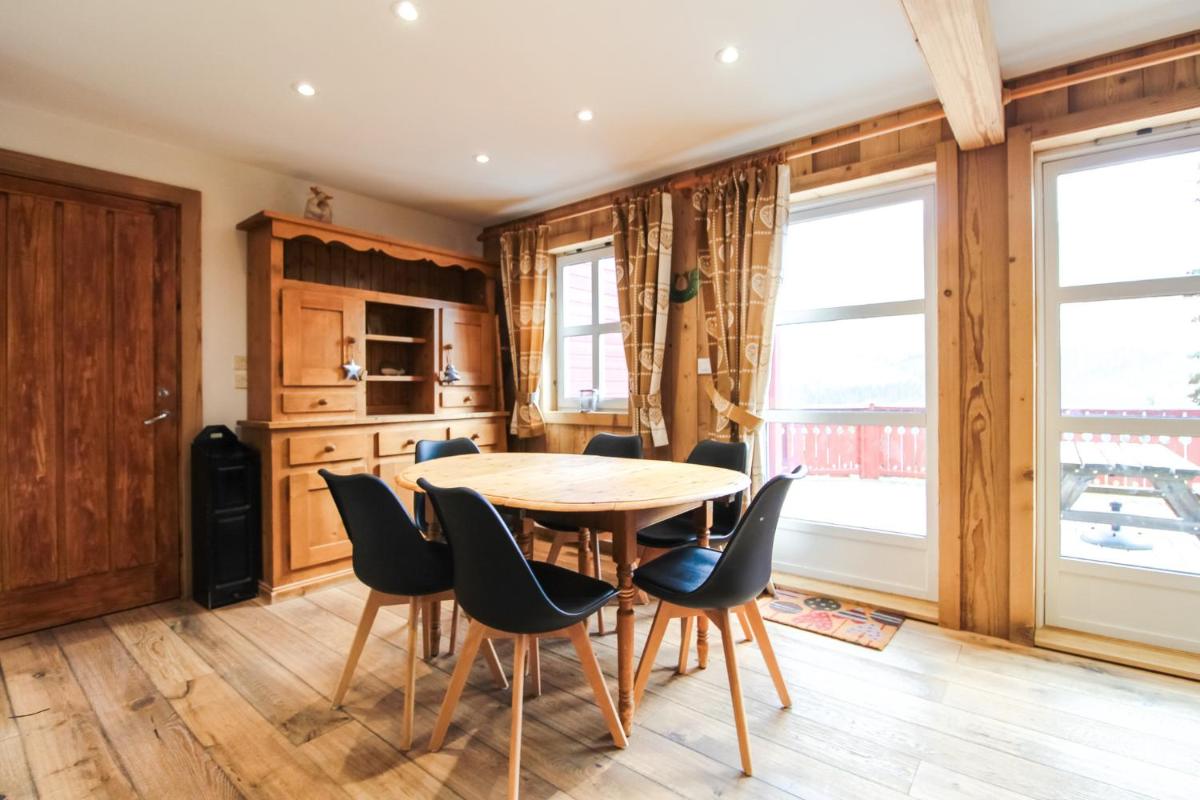 Charming 4-bedroom ski chalet with terrace - Housity