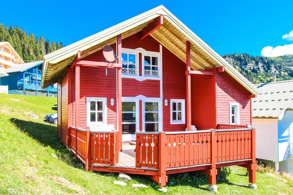 Charming 4-bedroom ski chalet with terrace - Housity