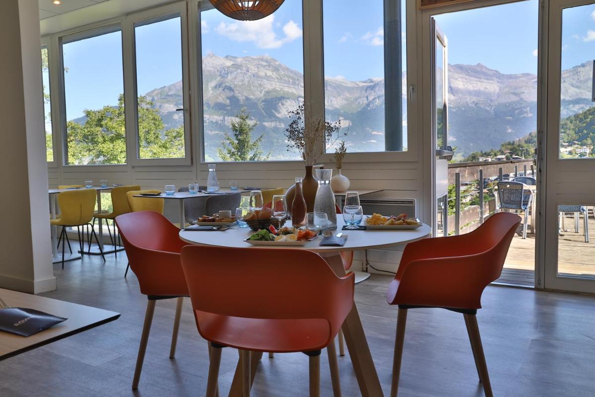 Vue générale sur la montagne ou vue sur la montagne depuis l'hôtel