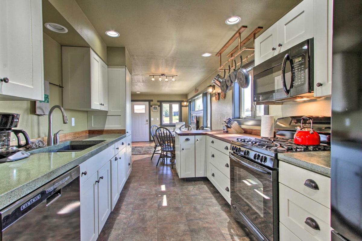 Pet-Friendly Choteau Townhouse with Gas Grill! - Housity