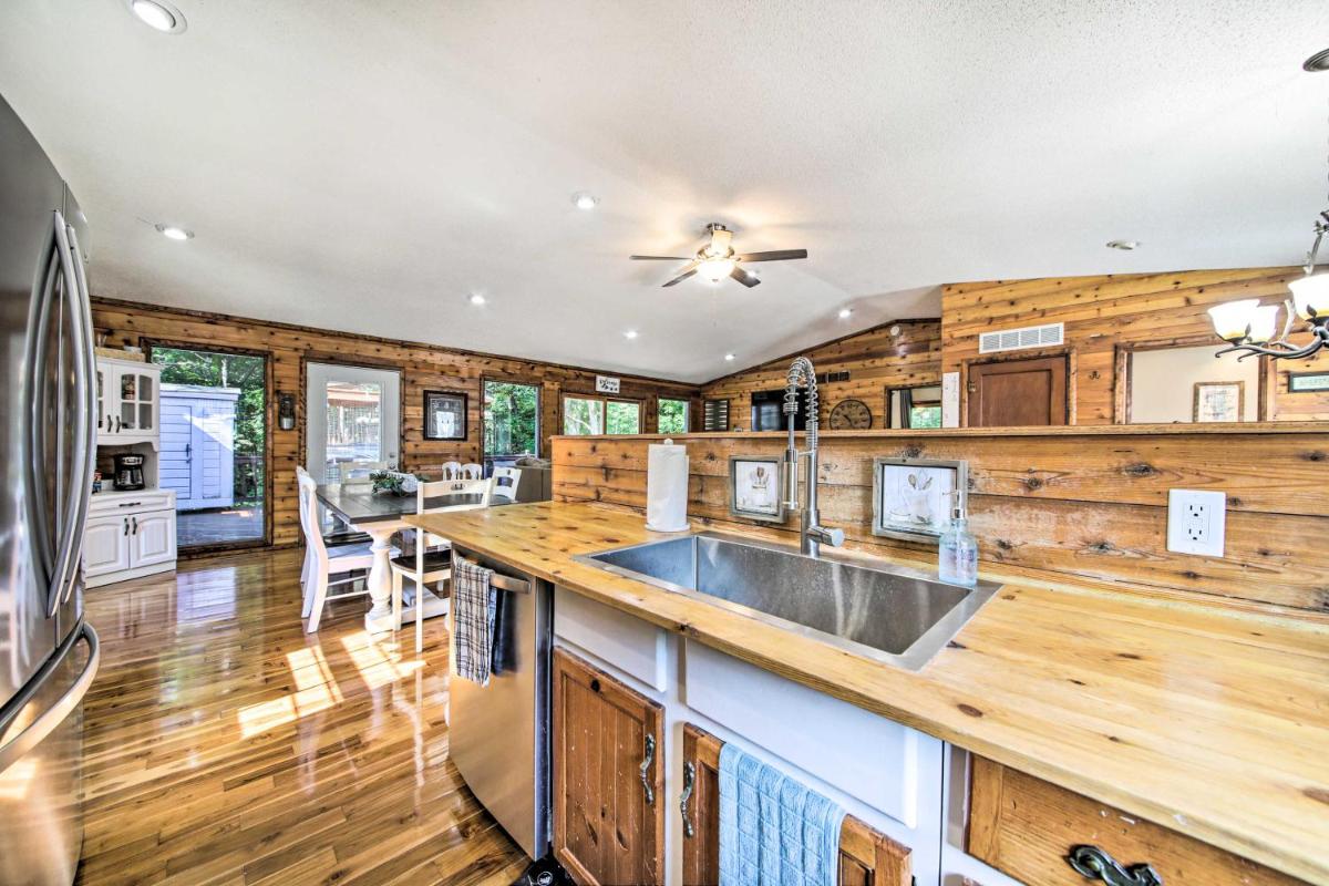 Woodsy Home with View, 1 Mi to Lake Shelbyville - Housity