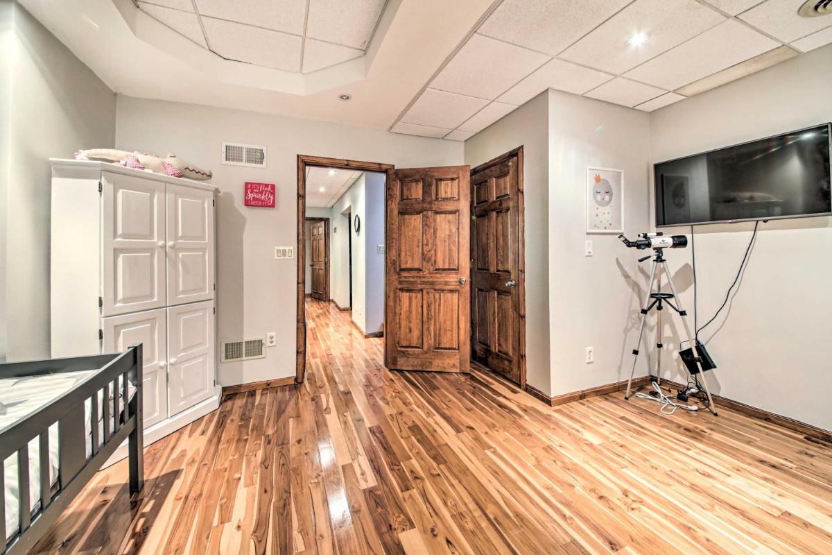 Woodsy Home with View, 1 Mi to Lake Shelbyville - Housity