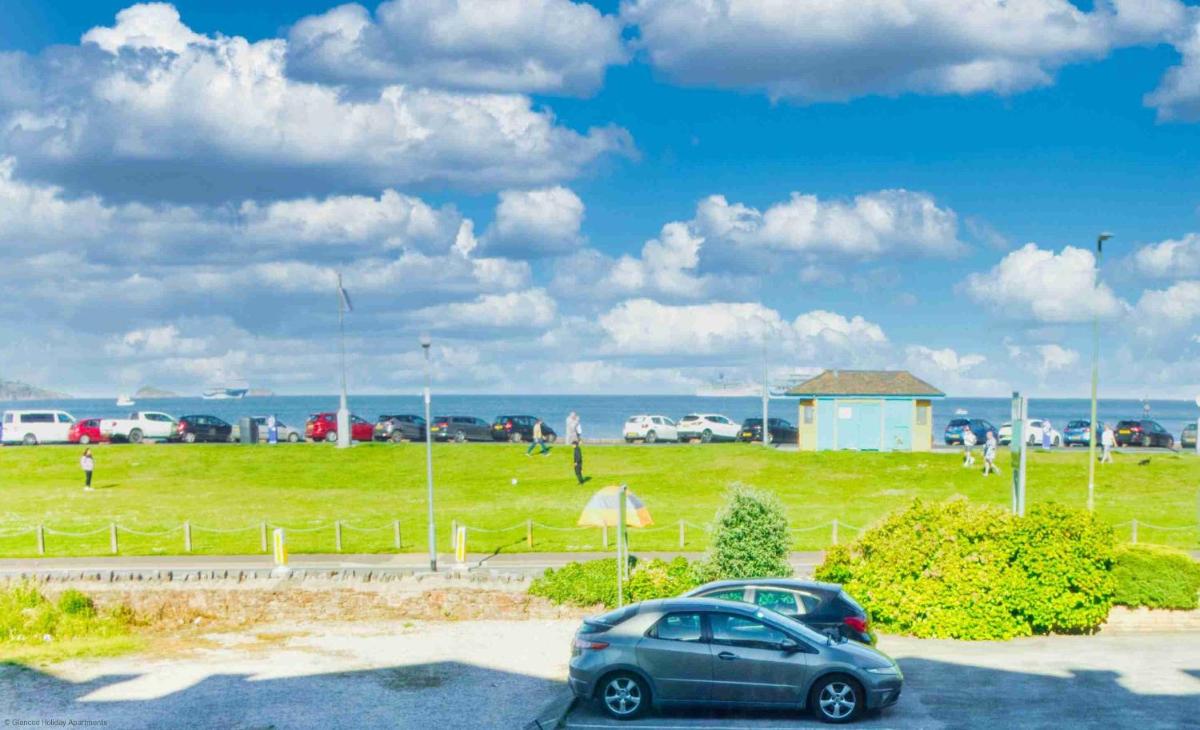 Apartment 1 Large Studio Sea Front- Sea Views- Free Parking - Housity