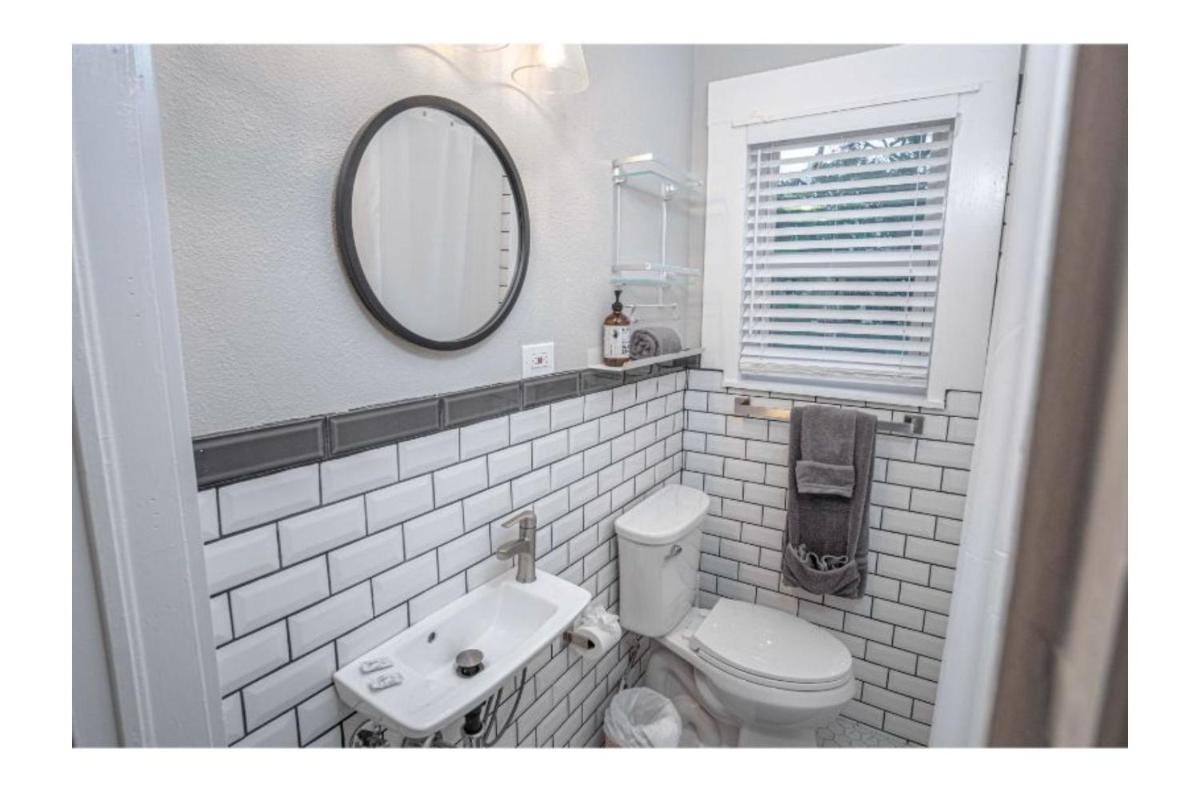 Remodeled Modern 1BR1BA Apt Near Downtown, 5min Pearl - Housity