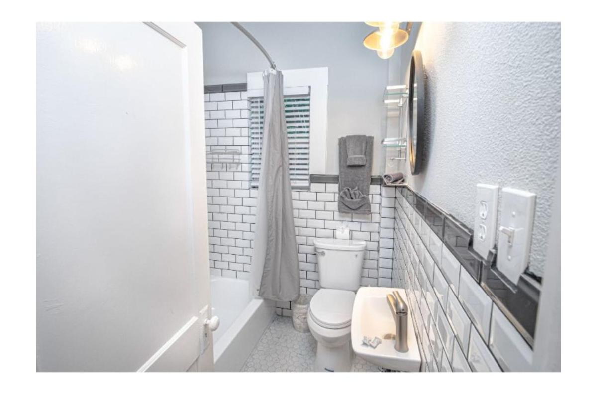 Remodeled Modern 1BR1BA Apt Near Downtown, 5min Pearl - Hizvo