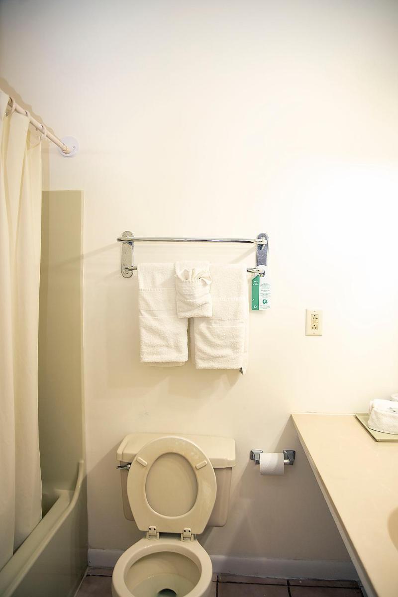 Orange Hill Beach Inn - Housity