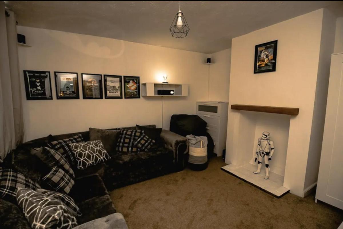 Large Stunning City Centre House with Cinema Room - Housity