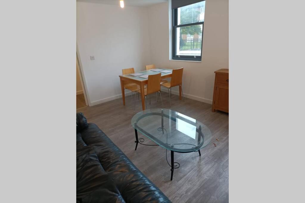 Spacious one bedroom family apartment -non smoker - Housity