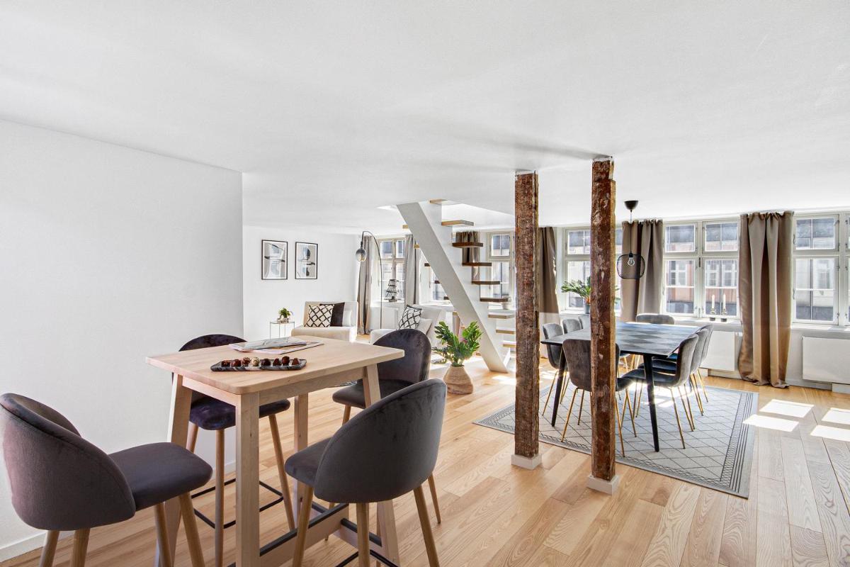 Sanders Regent - Treasured Three-Bedroom Apartment Near Central Square - Housity