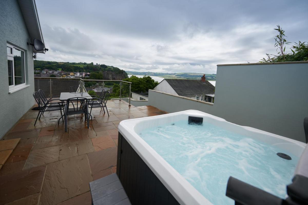 Lloret- Modern retreat with Castle views and private Hot Tub - Housity