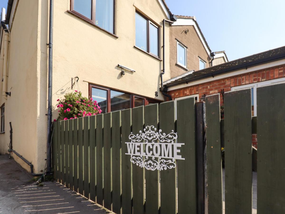 8 Heatons Bridge Road - Housity
