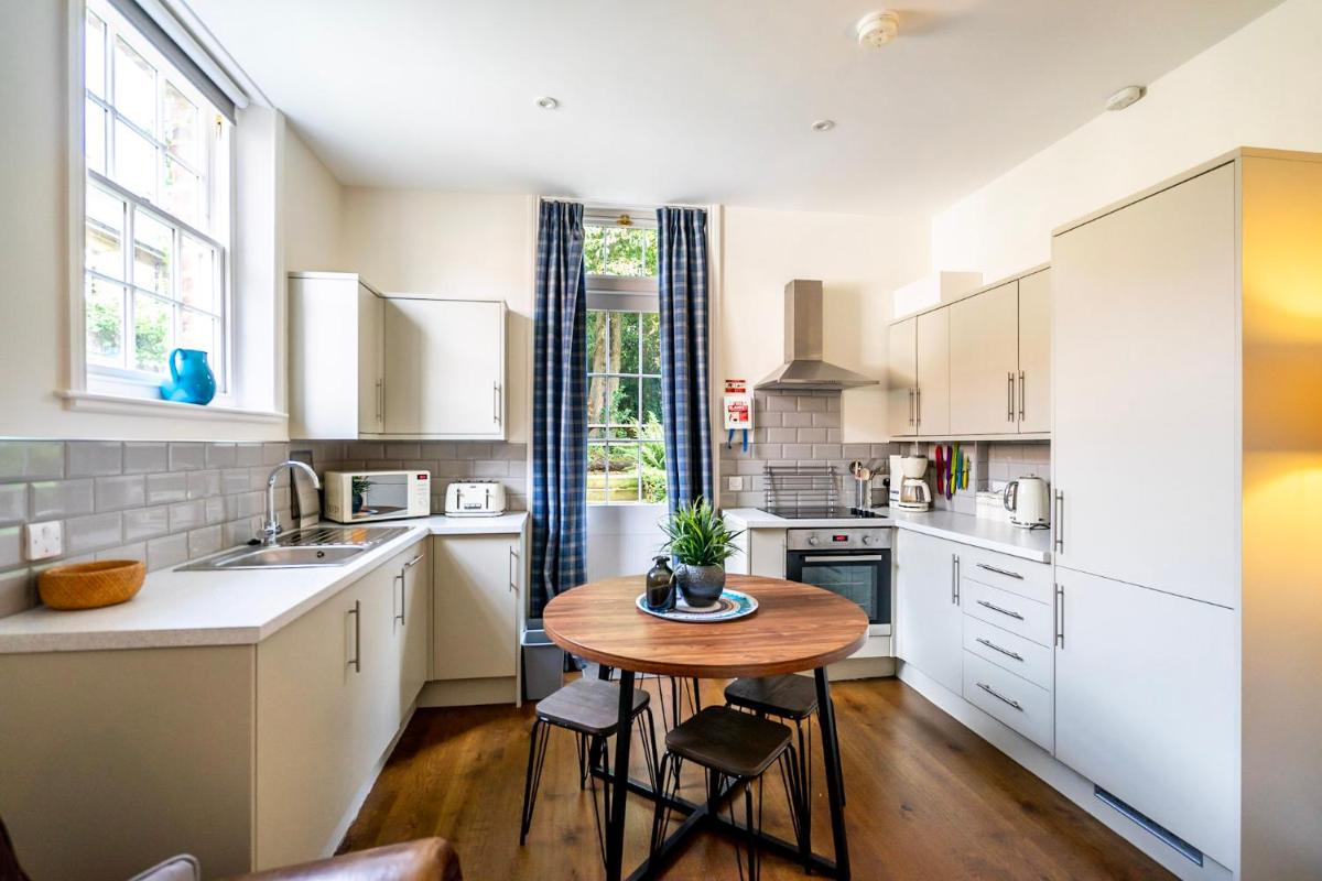 Middlethorpe Manor - No 5 Lazy Days and Explore - Housity