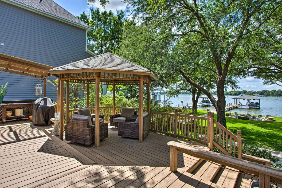 Cedar Creek Lakefront Home, Game Room and Dock! - Housity