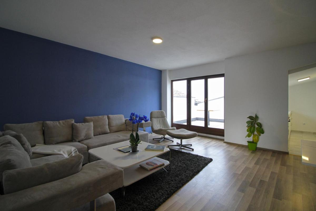 Blue apartment over Prizren roofs - Housity