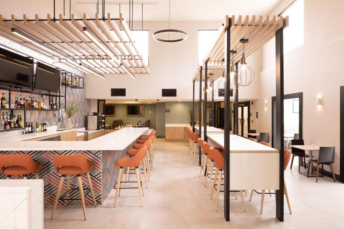 Holiday Inn Santa Ana-Orange County Airport, an IHG Hotel - Housity