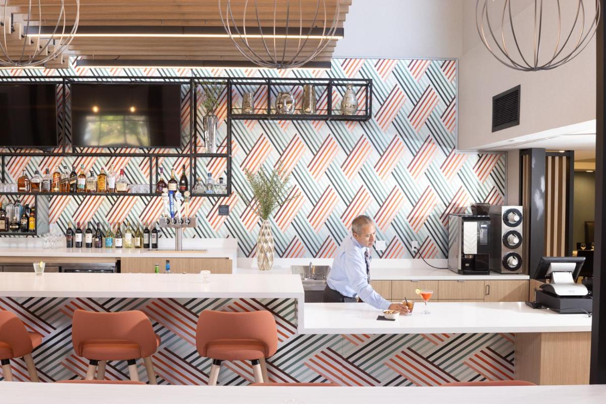 Holiday Inn Santa Ana-Orange County Airport, an IHG Hotel - Housity