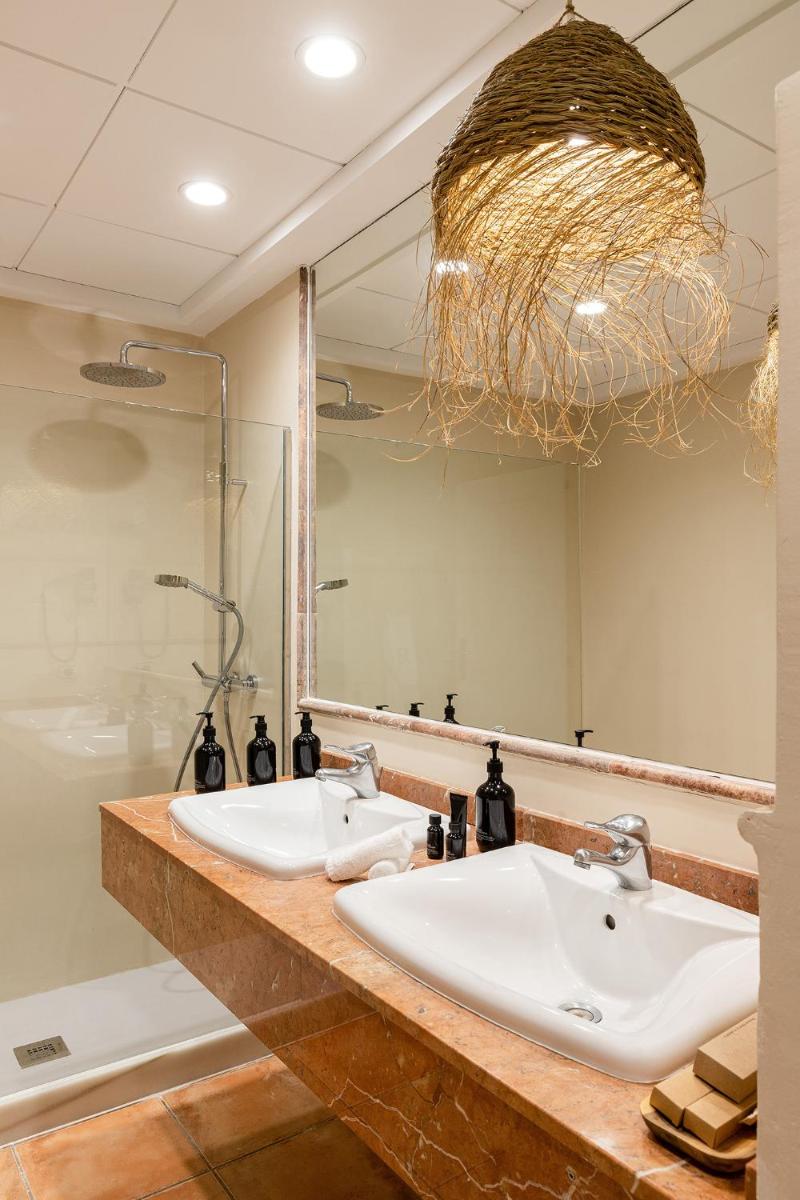 Un baño con dos lavabos y un espejo grande. en Hotel Ritual de Terra & SPA, en Jávea