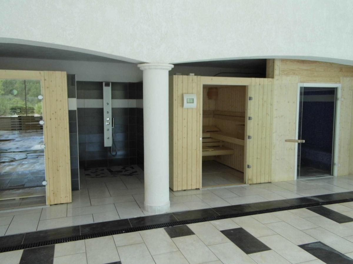 Un ou plusieurs lits dans un hébergement de l'établissement Hôtel Spa L'Ermitage