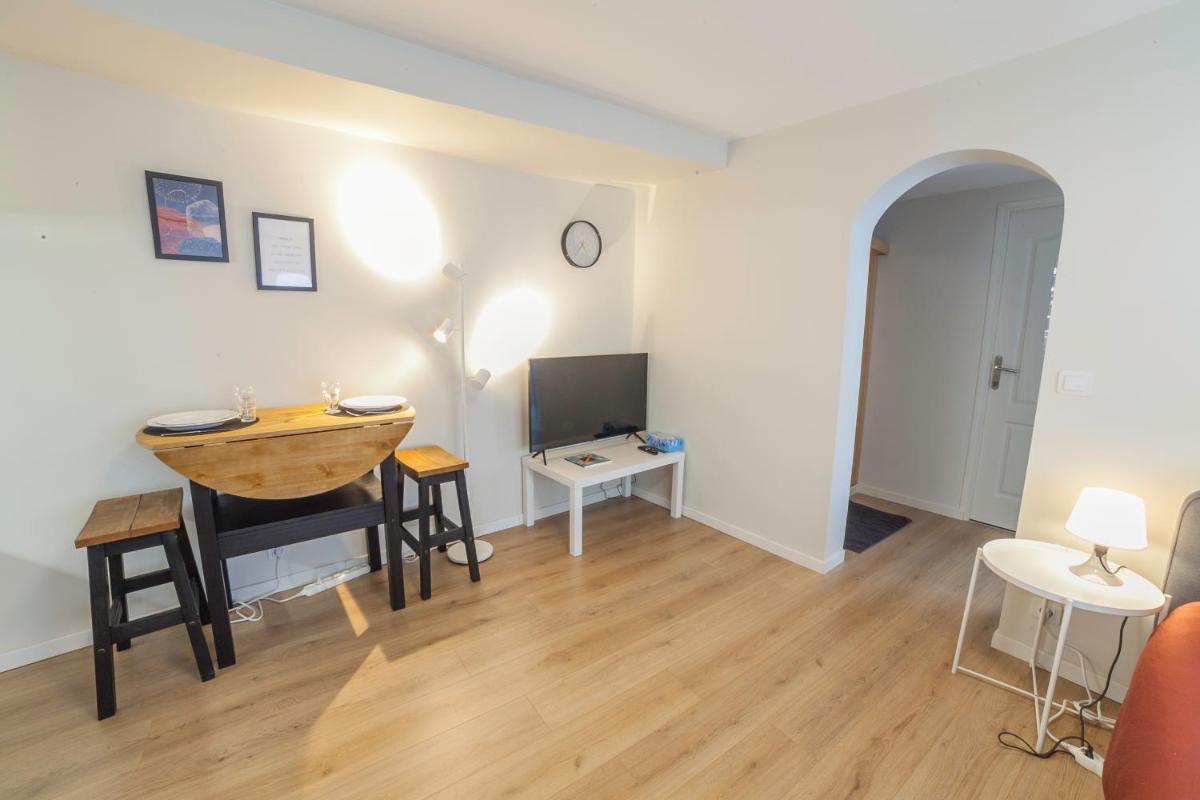 PRESTIGELOC - 3 Studios au Choix - 2 avec Sauna privé gratuit, 1 avec 3 Couchages, Centre-ville - Hizvo