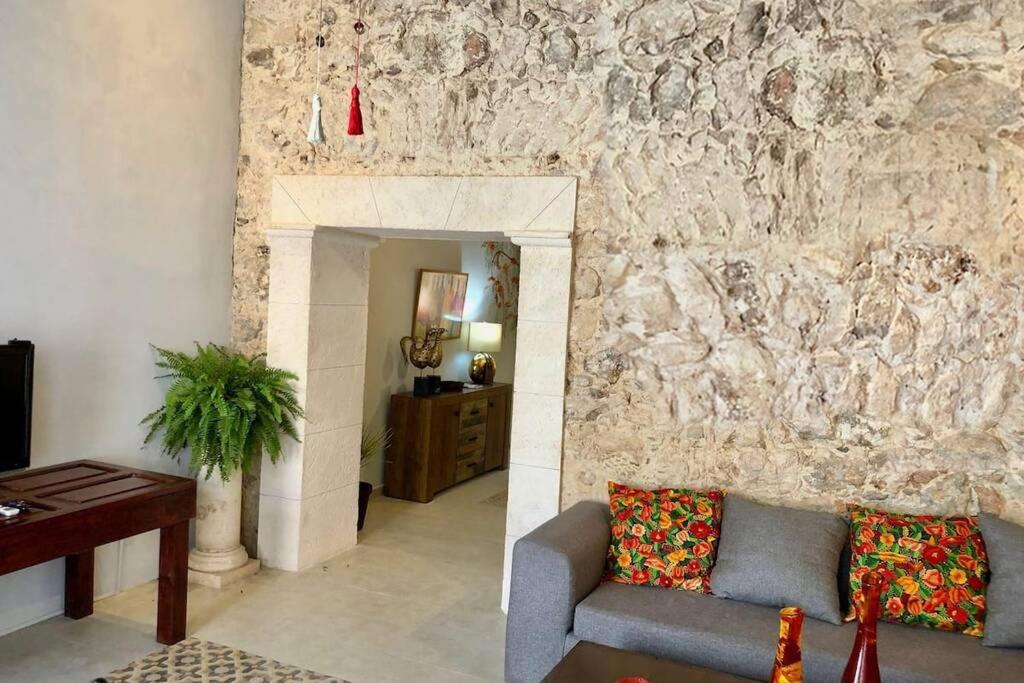 Casa El Flamboyán dentro de la ciudad amurallada - Housity