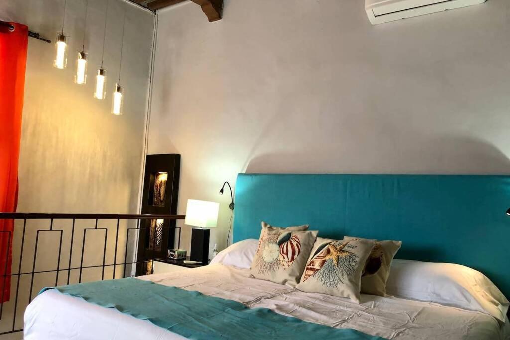 Casa El Flamboyán dentro de la ciudad amurallada - Housity