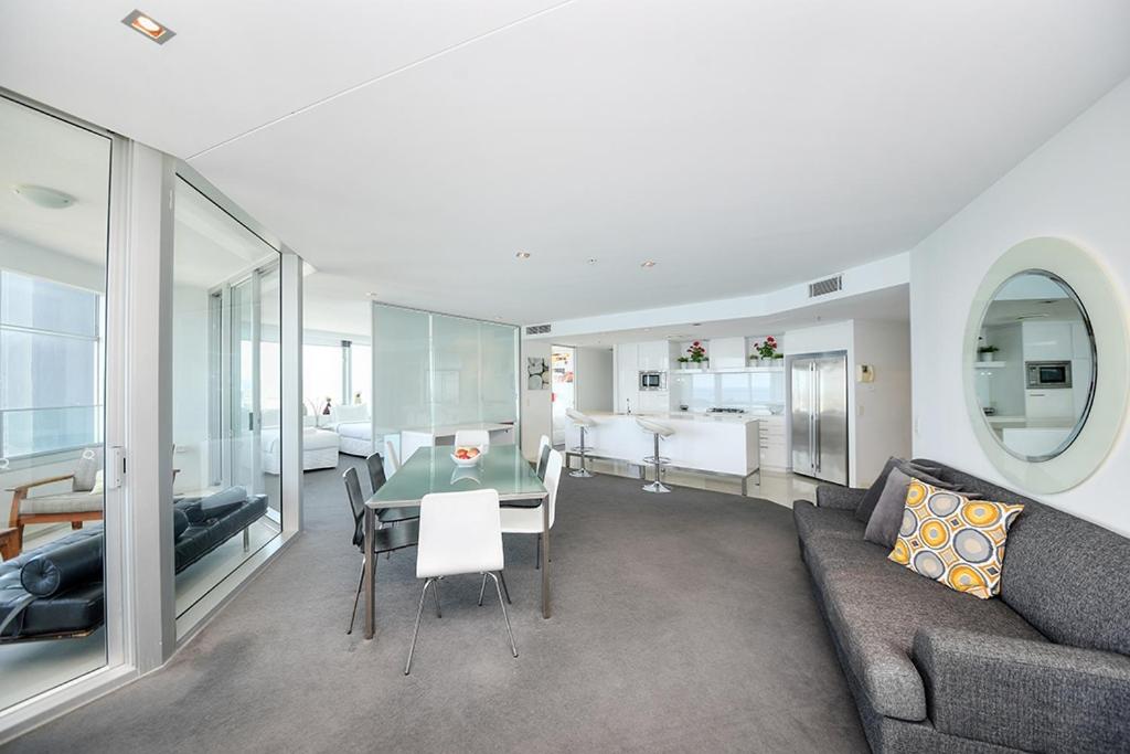 Deluxe Private Apartment in Surfers Paradise - Housity