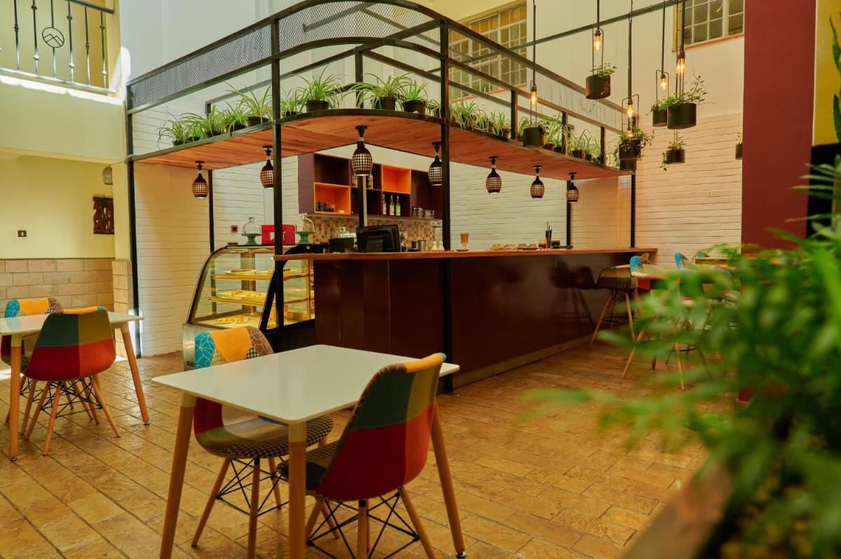 Batians Apartment Hotel - Housity