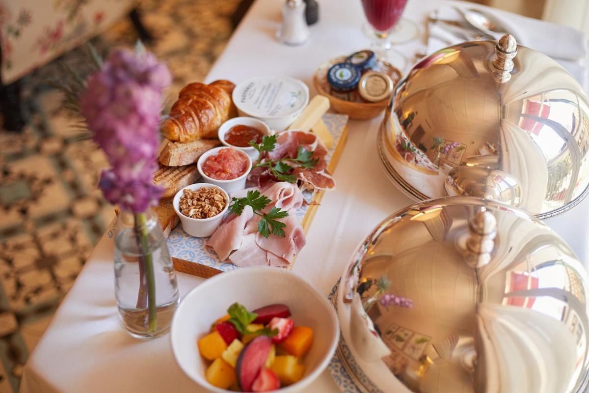 Comida en o cerca de este hotel